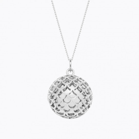 The scales design of this unique pendant is a a powerful symbol of protection, fertility and abundance.
In the Mayan culture, it was worn by expectant mothers to keep them safe during pregnancy. Afterwards, it was used to calm the newborn baby with its soothing chime.
