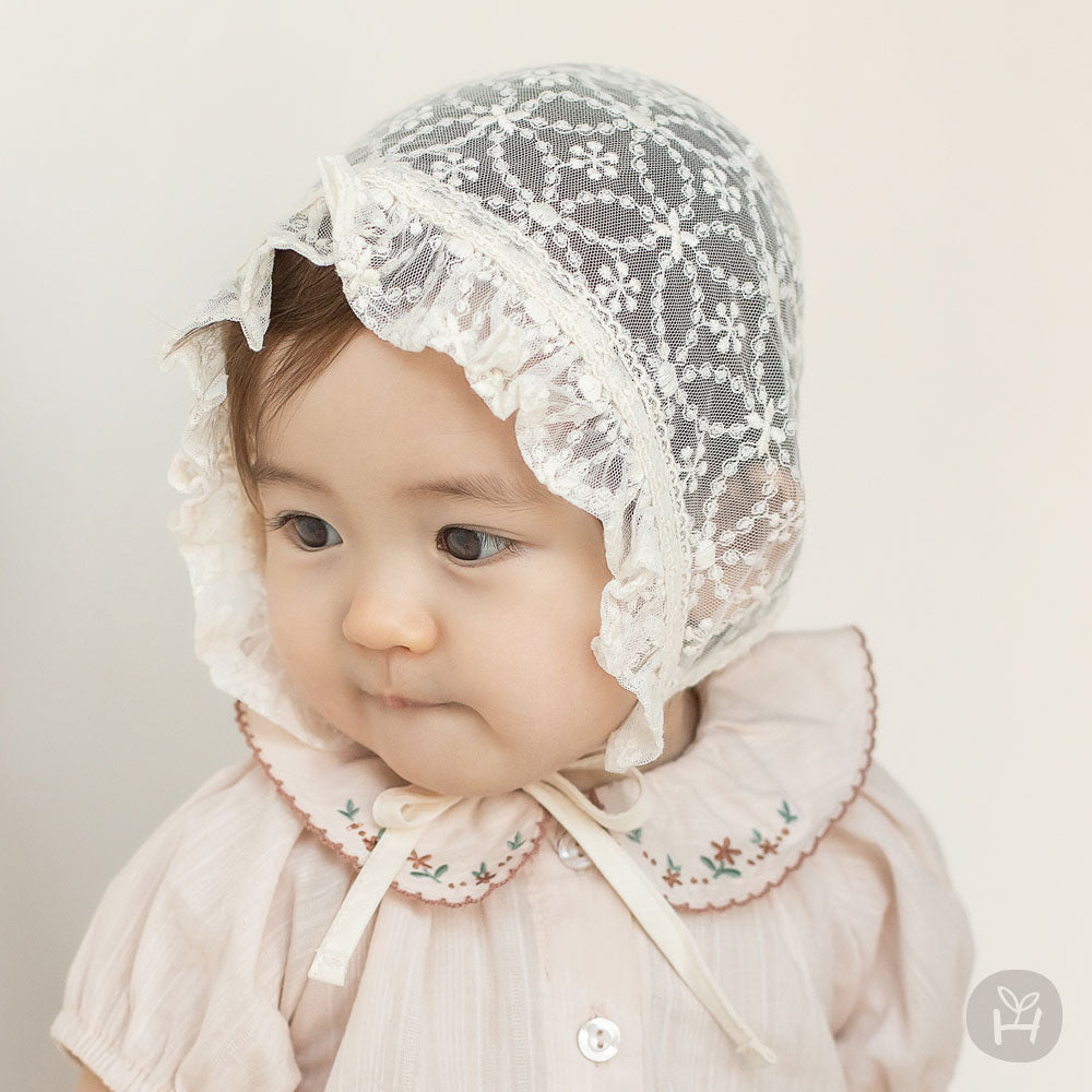 Lunilla lace bonnet