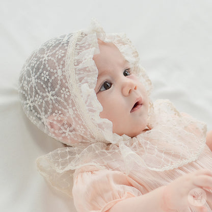 Lunilla lace bonnet